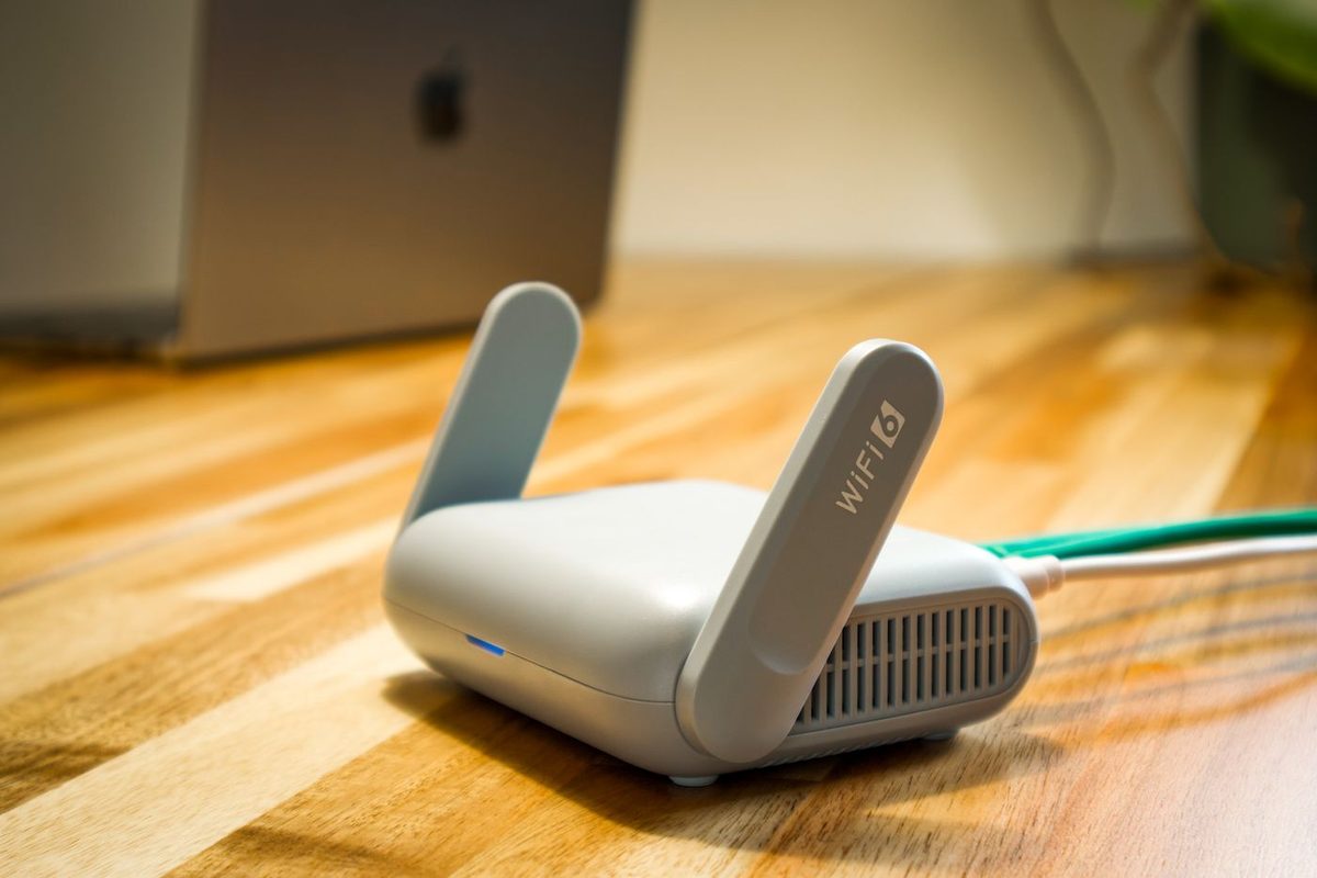 随身WiFi直播间画面：桌面上的便携式WiFi设备